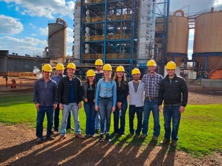 Alunos da UENP fazem visita técnica à indústria da Usina Enersugar