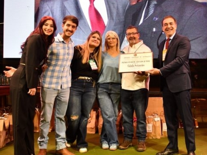 O diretor do Grupo Agrobrasil recebe título de Cidadão Sertanezino!