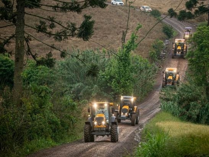 Valtra dá a largada na romaria de tratores pela zona da mata de Pernambuco