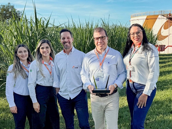 Da esq. para a dir.: integrantes da área de gestão de contratos da Usina Coruripe, Mariele Lima Barbosa (analista), Daiane Paula de Queiroz (analista), Érico Vinicius do Lago Afonso (gerente executivo), Augusto Cesar Franco Florentino (coordenador) e Cass