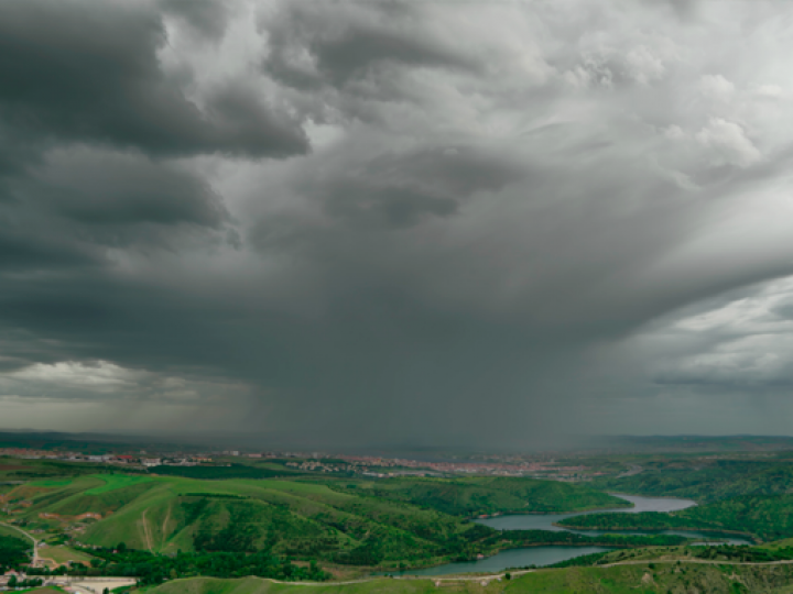 Frente fria e calor intenso espalham temporais pelo Brasil nesta terça