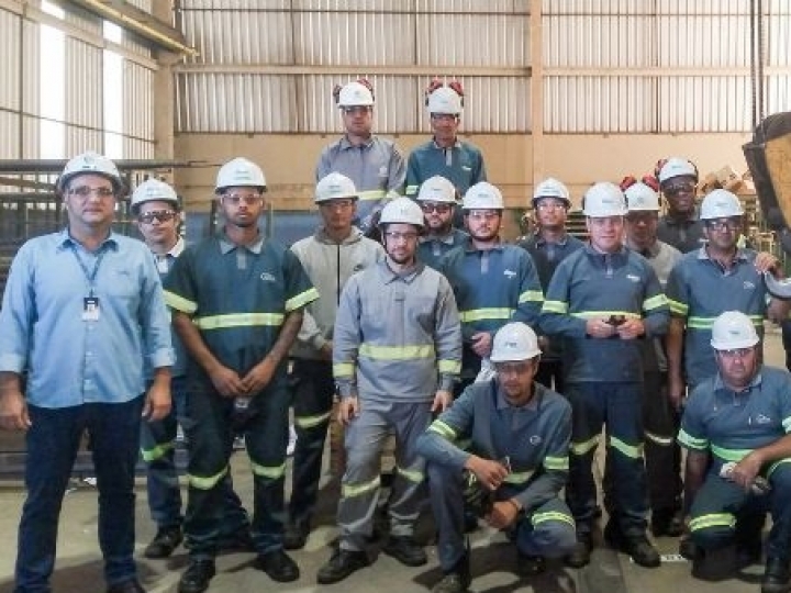 Colaboradores fazem treinamento para manuseio de ponte rolante