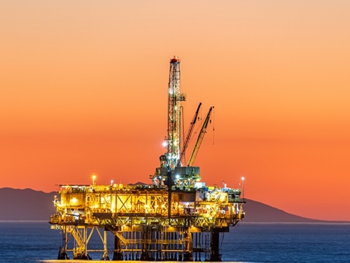 Petróleo recua mais de 2% em meio aos avanços nas negociações entre EUA e Irã