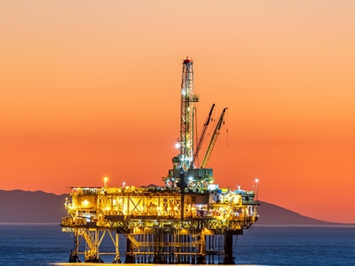 Petróleo encerra em leve queda nesta 6ª feira no mercado internacional